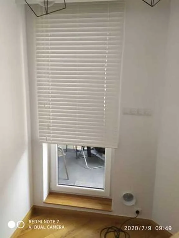 zaluzje drewniane na okno