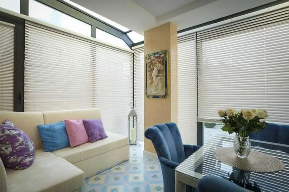 Jakie roletki do salonu