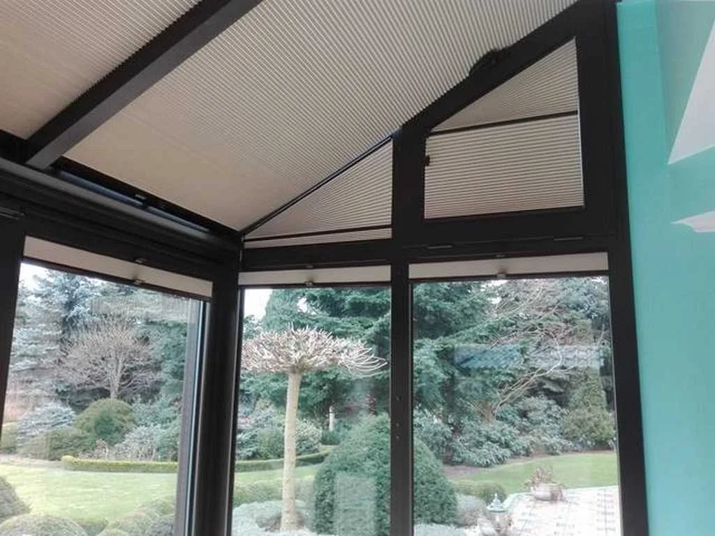 Rolety i żaluzje na okna skośne