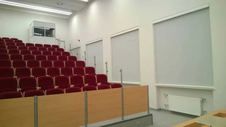 Jakie rolety do sal konferencyjnych